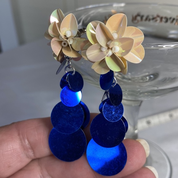 Fun sequin flower disc earrings - Picture 4 of 7